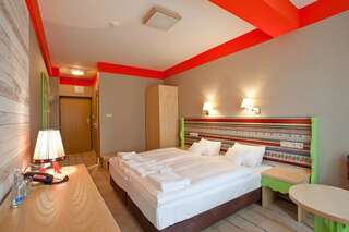 Отель Hotel Piwniczna SPA&Conference Пивнична Двухместный номер с 2 отдельными кроватями и видом на реку-1